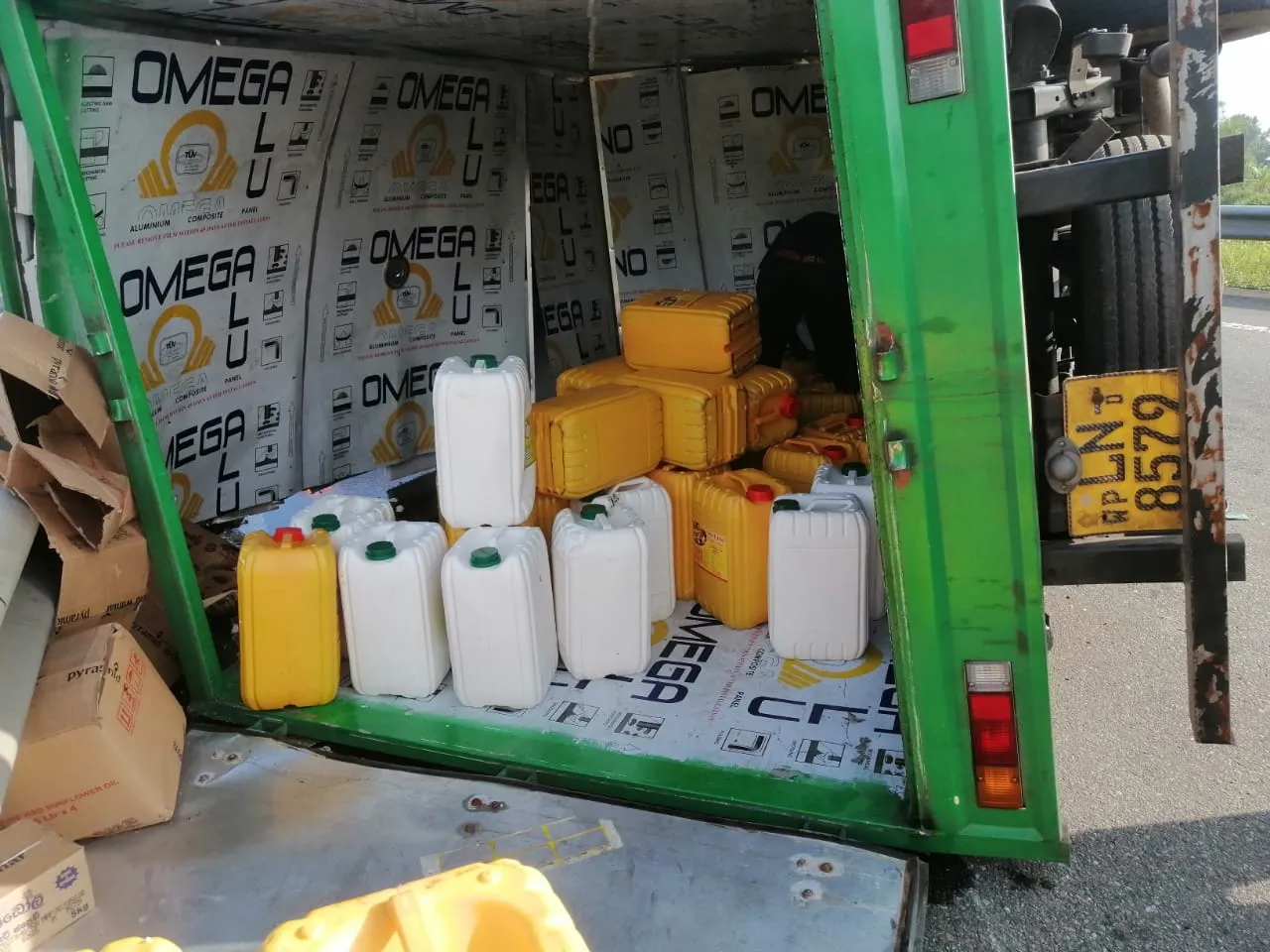 අධිවේගයේ එළවලු තෙල් විසිරුණු ලොරි රථ අනතුර (ඡායාරූප) 2 WhatsApp Image 2022 12 26 at 1.51.33 PM