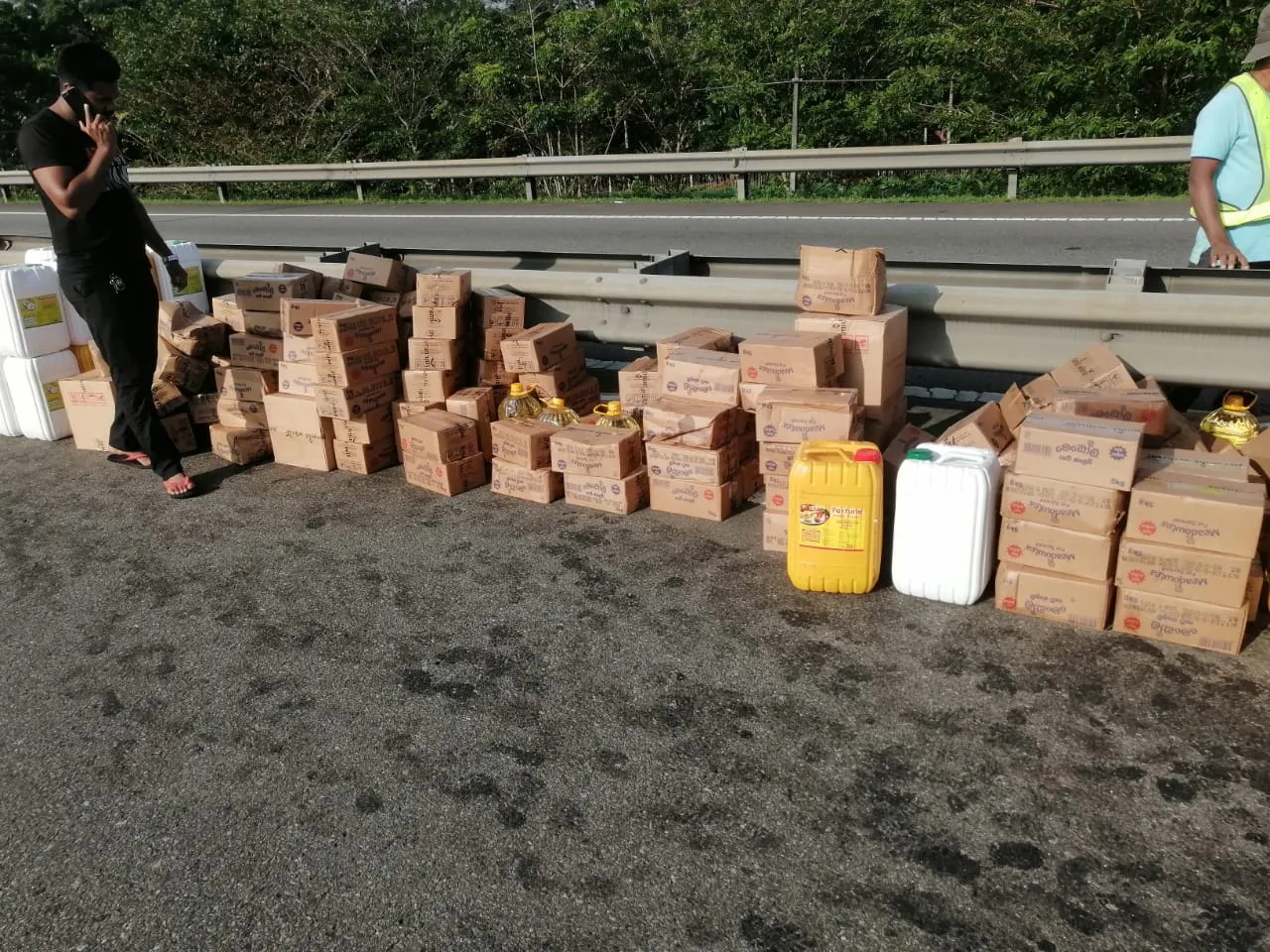 අධිවේගයේ එළවලු තෙල් විසිරුණු ලොරි රථ අනතුර (ඡායාරූප) 1 WhatsApp Image 2022 12 26 at 1.51.34 PM