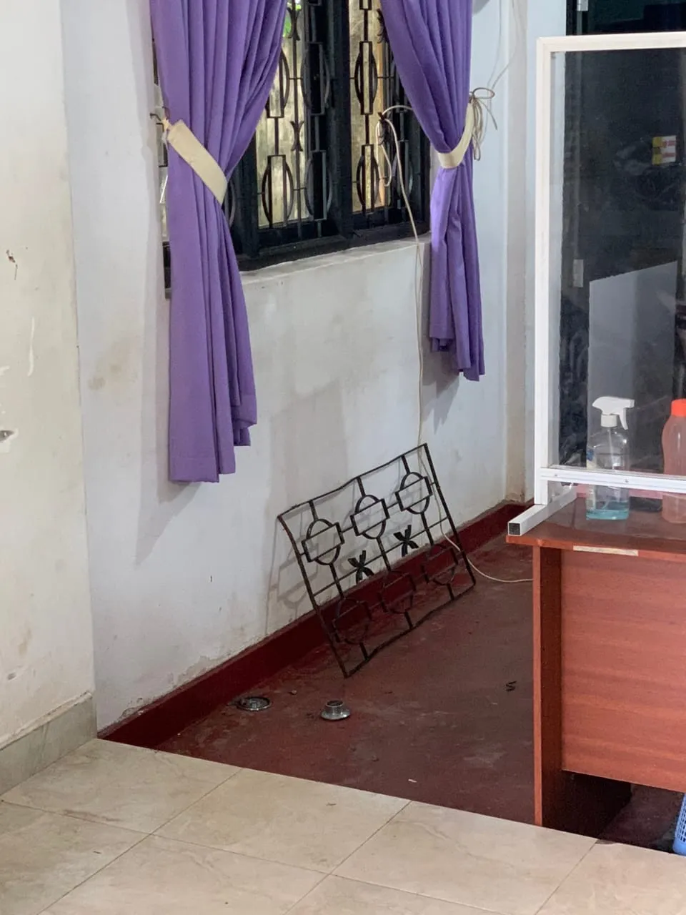 ලක්ෂ ගණනක් මුදල් සමඟ සේප්පුවක් කාණුවක දමා ගිහින් (ඡායාරූප) 1 WhatsApp Image 2022 12 26 at 11.07.36 AM