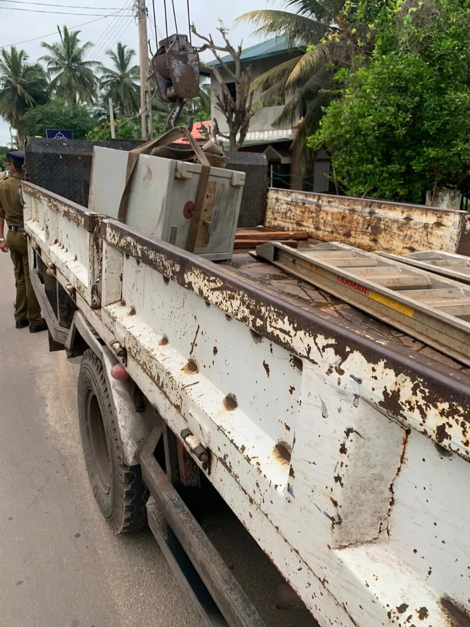 ලක්ෂ ගණනක් මුදල් සමඟ සේප්පුවක් කාණුවක දමා ගිහින් (ඡායාරූප) 4 WhatsApp Image 2022 12 26 at 11.07.38 AM 1