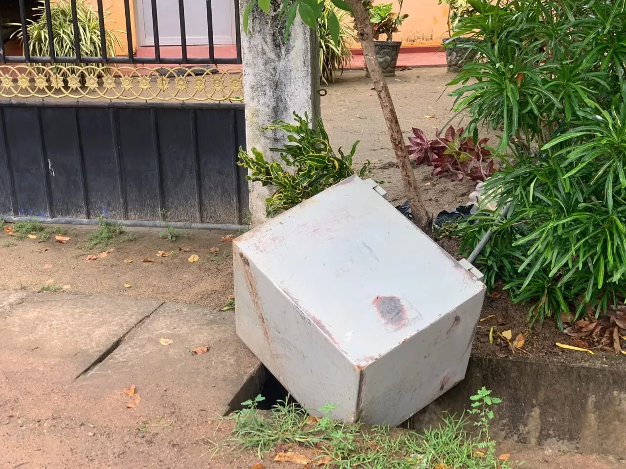 ලක්ෂ ගණනක් මුදල් සමඟ සේප්පුවක් කාණුවක දමා ගිහින් (ඡායාරූප) 3 WhatsApp Image 2022 12 26 at 11.07.38 AM 2