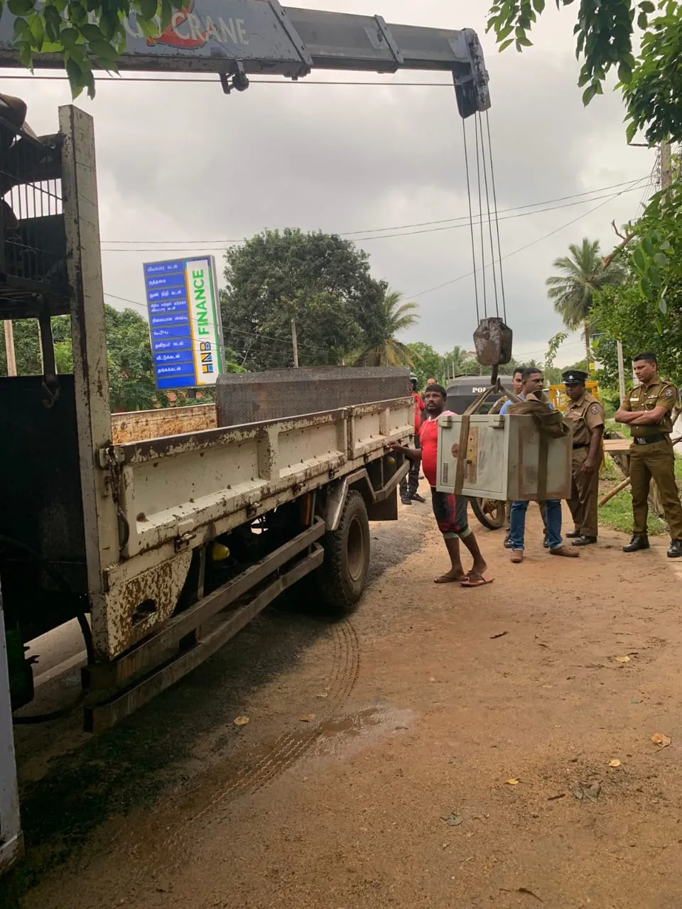 ලක්ෂ ගණනක් මුදල් සමඟ සේප්පුවක් කාණුවක දමා ගිහින් (ඡායාරූප) 2 WhatsApp Image 2022 12 26 at 11.07.38 AM 3