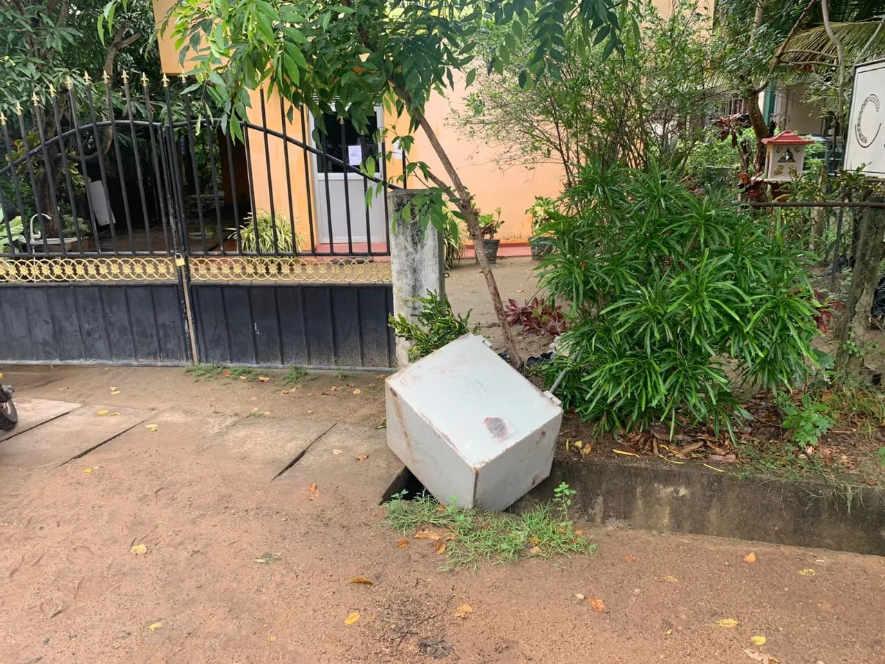 ලක්ෂ ගණනක් මුදල් සමඟ සේප්පුවක් කාණුවක දමා ගිහින් (ඡායාරූප) 5 WhatsApp Image 2022 12 26 at 11.07.38 AM