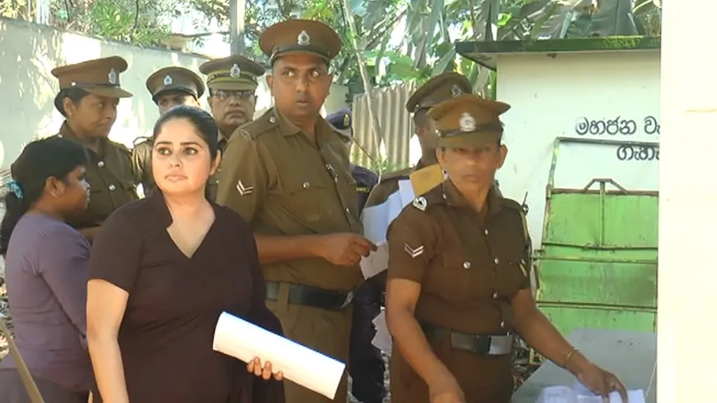 අත්සන ගහන්න තිළිණි ප්රියමාලි අධිකරණයට (ඡායාරූප) 4 WhatsApp Image 2022 12 27 at 12.36.55 PM