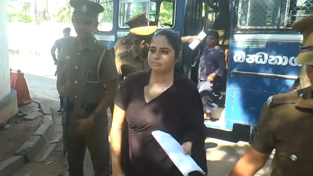 අත්සන ගහන්න තිළිණි ප්රියමාලි අධිකරණයට (ඡායාරූප) 2 WhatsApp Image 2022 12 27 at 12.36.56 PM 1