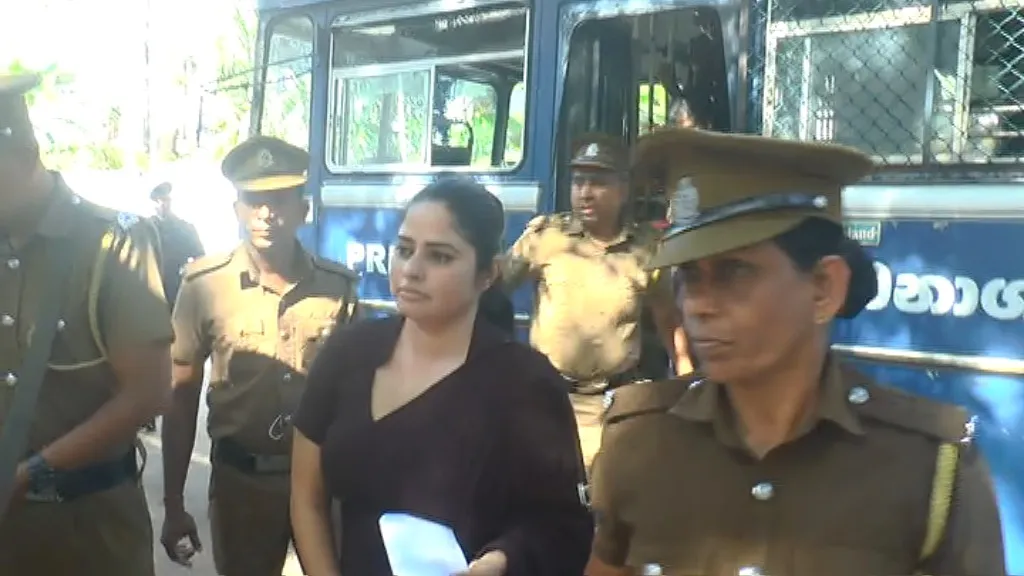 අත්සන ගහන්න තිළිණි ප්රියමාලි අධිකරණයට (ඡායාරූප) 3 WhatsApp Image 2022 12 27 at 12.36.56 PM