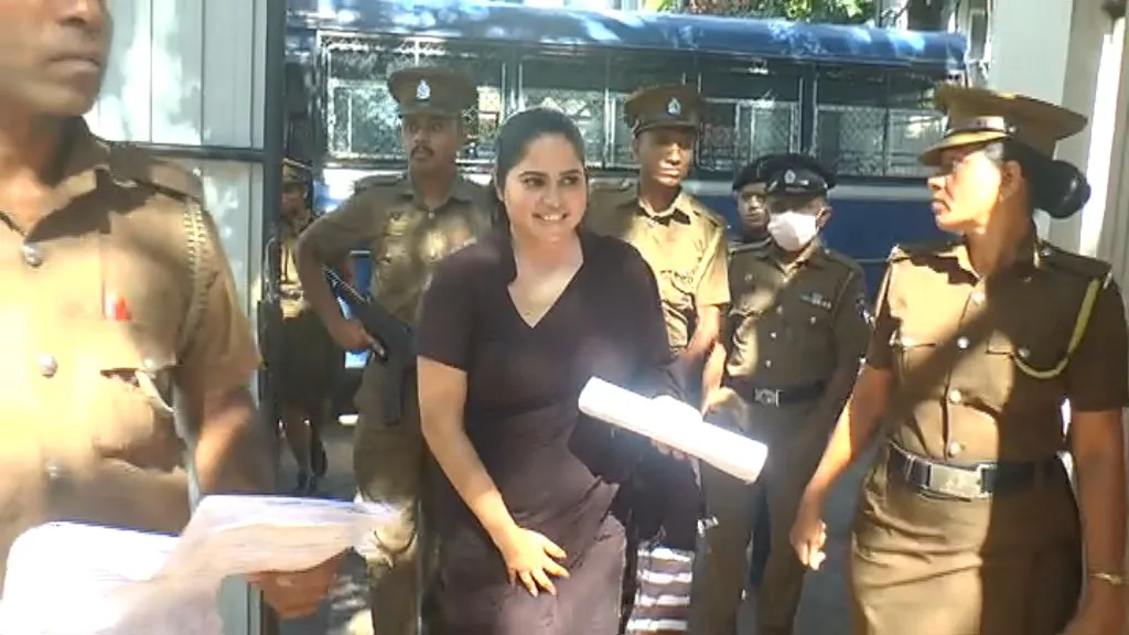 අත්සන ගහන්න තිළිණි ප්රියමාලි අධිකරණයට (ඡායාරූප) 1 WhatsApp Image 2022 12 27 at 12.36.57 PM