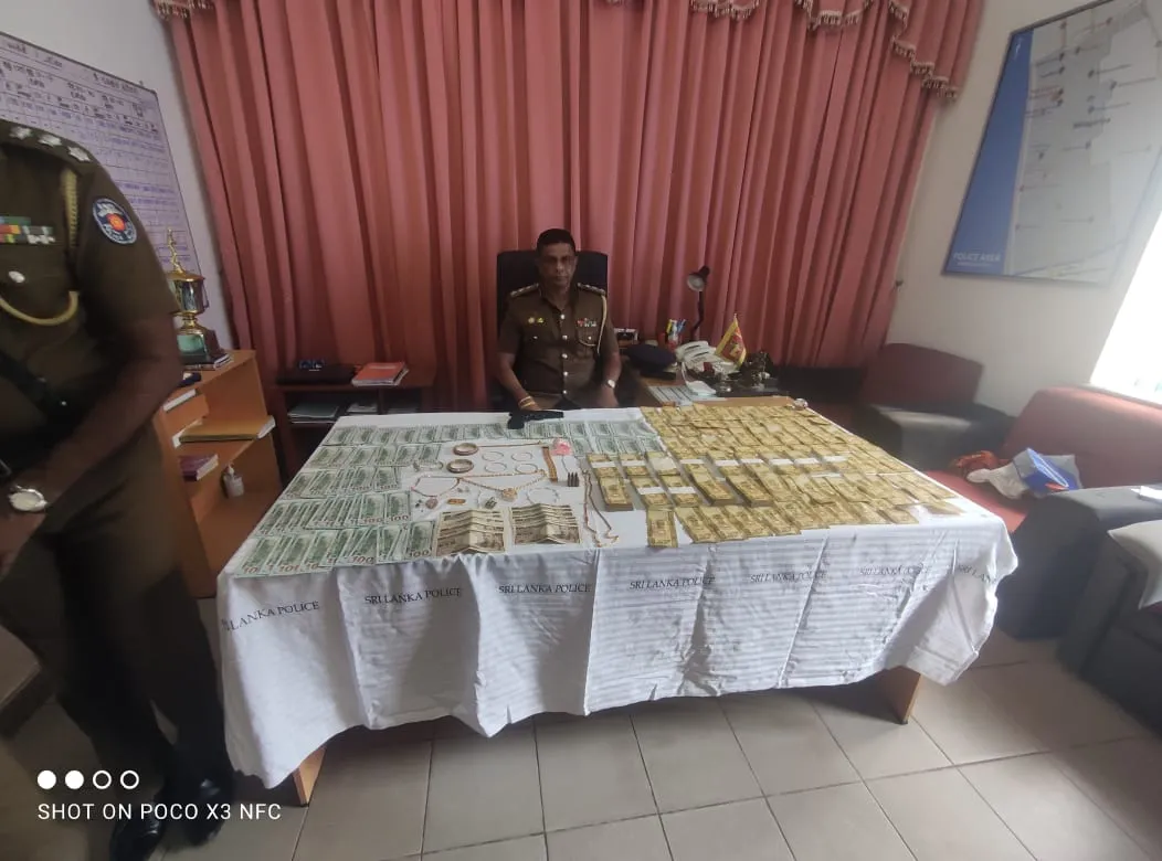 බම්බලපිටියේ කෝටිපති ව්යාපාරිකයාගේ සේසත කොල්ල කෑ 'කොමනා' සහ 'කොණ්ඩයා' අල්ලයි (ඡායාරූප) 1 a13067c6 b16e 459b a1de e613f8b620bd