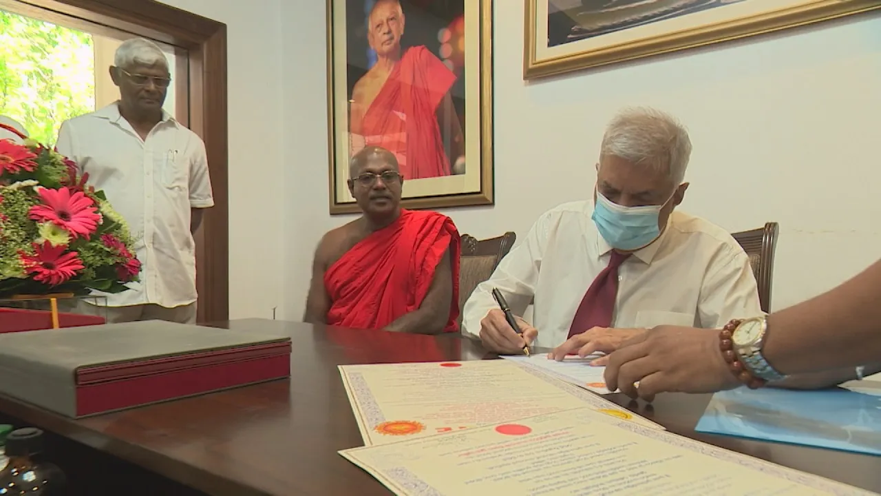 හිටපු ජනපති ගෝඨාභය සහ වර්තමාන ජනපති රනිල් පන්සලේදී හමුවෙයි 2 ae9159b1 edcc 4721 bdcb a0434ddc290d