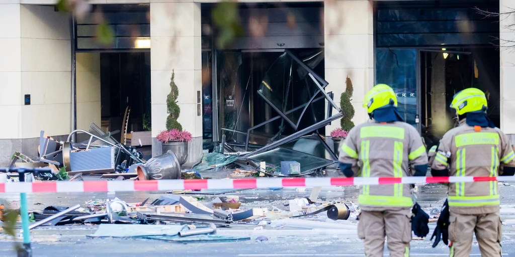 ලොව විශාලතම මත්ස්ය ටැංකිය පුපුරා යයි (ඡායාරූප) 2 berlin hotel aquarium mc 221216 03 d90052