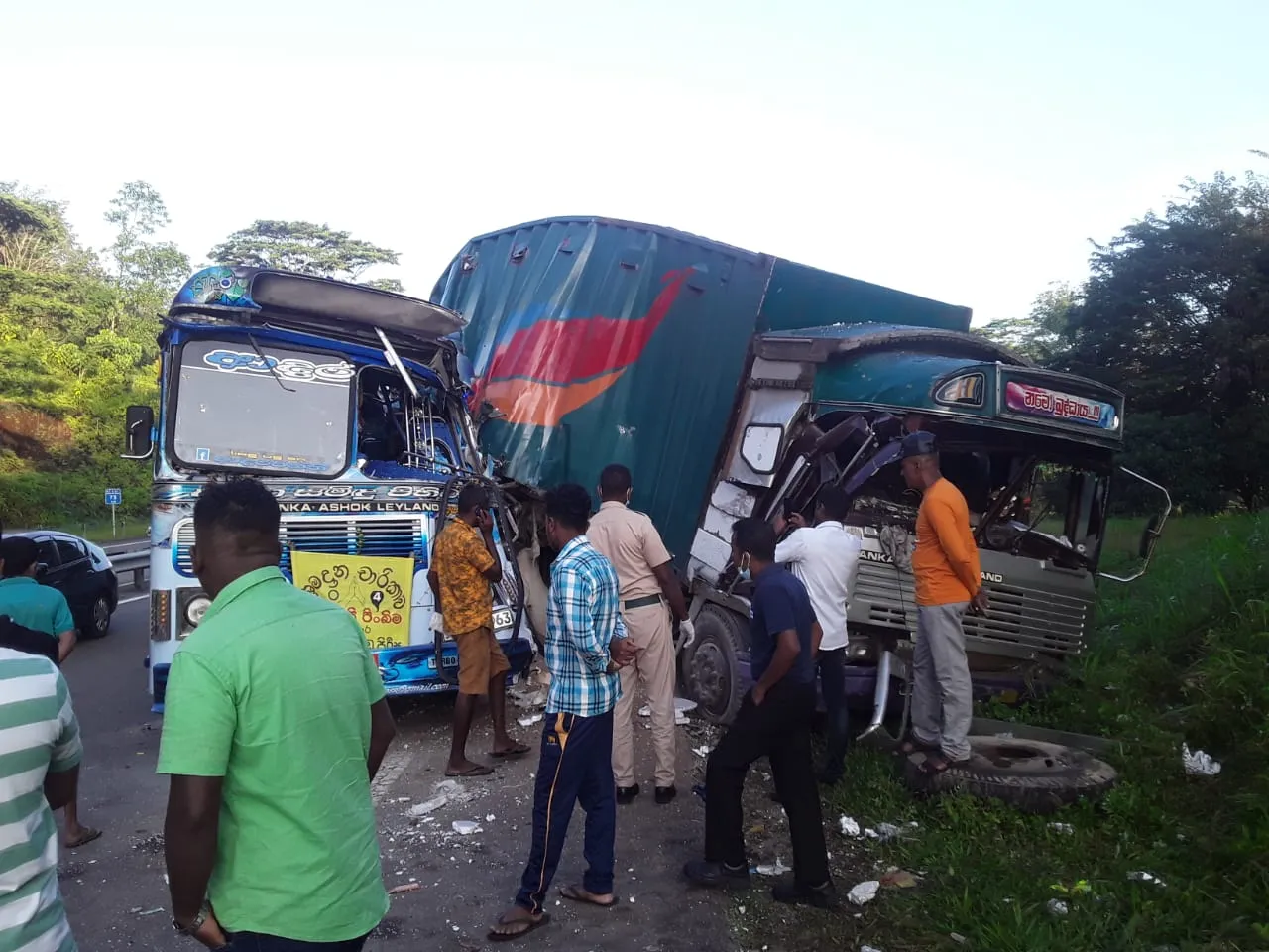 දක්ෂිණ අධිවේගයේ දරුණු අනතුරක් (ඡායාරූප/වීඩියෝ) 2 c6fb5891 6b49 446a 9ea7 94adc08e1578