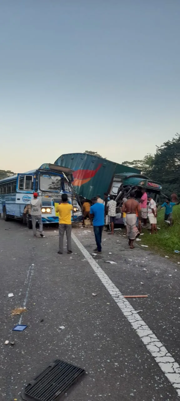 දක්ෂිණ අධිවේගයේ දරුණු අනතුරක් (ඡායාරූප/වීඩියෝ) 4 d03ac232 b491 4398 8ee3 a514693ccf83