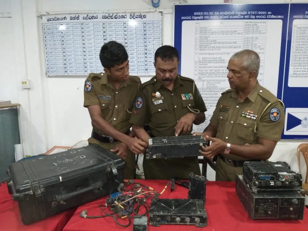 රිපිටර් වර්ගයේ අධි බලති සන්නිවේදන උපකරණ කට්ටලයක් කැලිකසල ගොඩකින් හමු වෙයි 4 f7007dba 2498 4a8c ab79 733a741a14e4