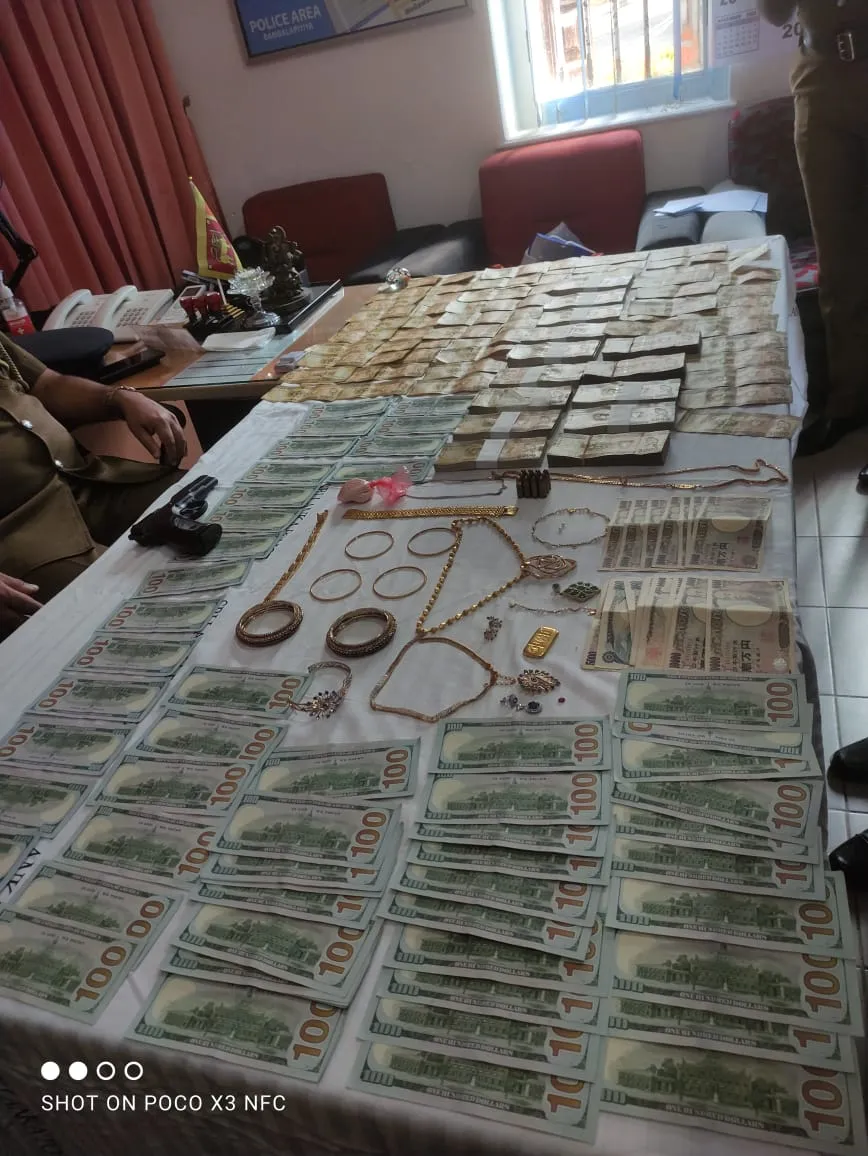 බම්බලපිටියේ කෝටිපති ව්යාපාරිකයාගේ සේසත කොල්ල කෑ 'කොමනා' සහ 'කොණ්ඩයා' අල්ලයි (ඡායාරූප) 2 fbb9ea0b 5492 4331 af46 2ea7d869a6b6