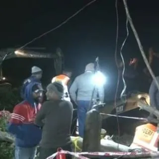 ඉන්දියාවේ අට හැවිරිදි පිරිමි දරුවෙක් නළ ළිඳක් තුළ සිරවෙයි (ඡායාරූප) 2