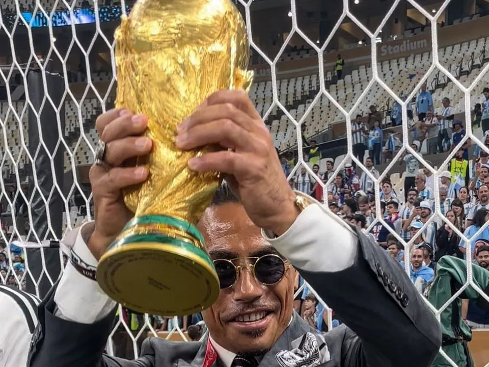 ලෝකයම හඳුනන අරක්කැමියා ගැන FIFA විමර්ශනයක් අරඹයි (ඡායාරූප) 1 salt bae instagram 784140549