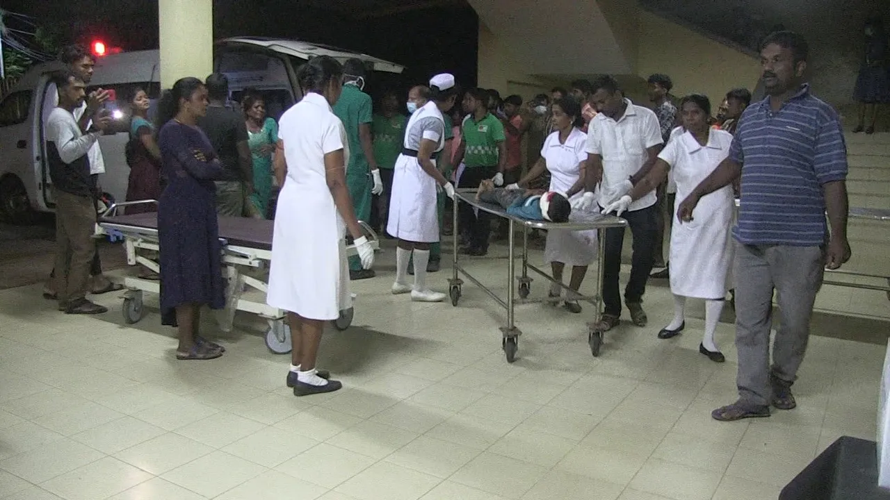 තරඟෙට ගිය ලංගම බස් රථයක් පෙරලී යාමෙන් එක් අයෙකු මරුට 2 තරඟෙට ගිය ලංගම බස් රථයක් පෙරලී යාමෙන් එ 2