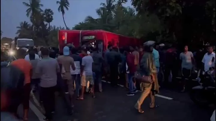 තරඟෙට ගිය ලංගම බස් රථයක් පෙරලී යාමෙන් එක් අයෙකු මරුට 4 තරඟෙට ගිය ලංගම බස් රථයක් පෙරලී යාමෙන් එ 4