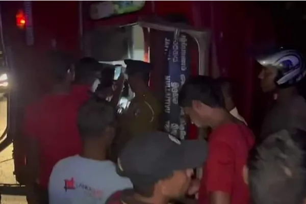 තරඟෙට ගිය ලංගම බස් රථයක් පෙරලී යාමෙන් එක් අයෙකු මරුට 5 තරඟෙට ගිය ලංගම බස් රථයක් පෙරලී යාමෙන් එ 5