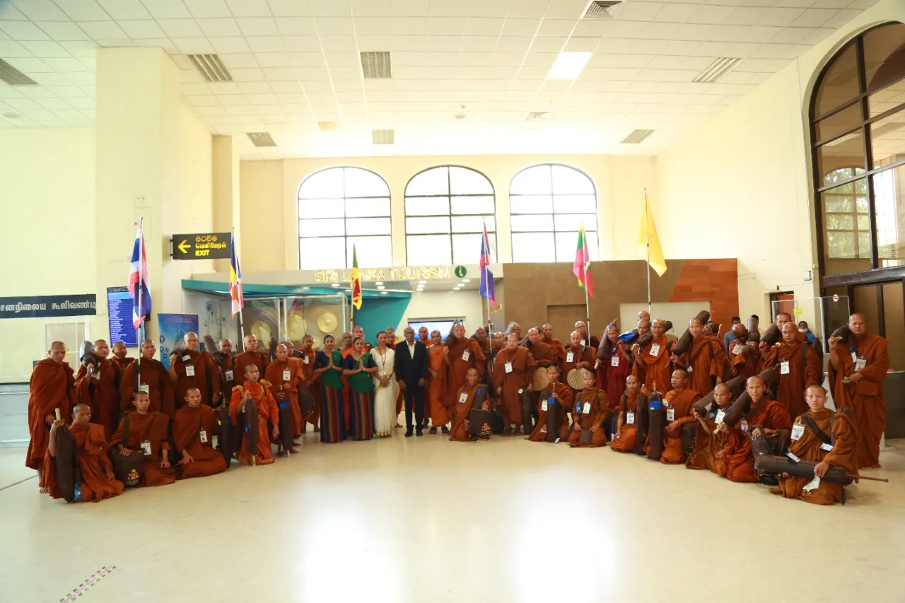 පාද යාත්රාවක් යන්න විදෙස් හිමිවරුන් 70ක් දිවයිනට 8 1 3