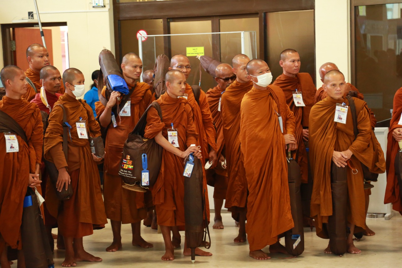 පාද යාත්රාවක් යන්න විදෙස් හිමිවරුන් 70ක් දිවයිනට 7 2 3