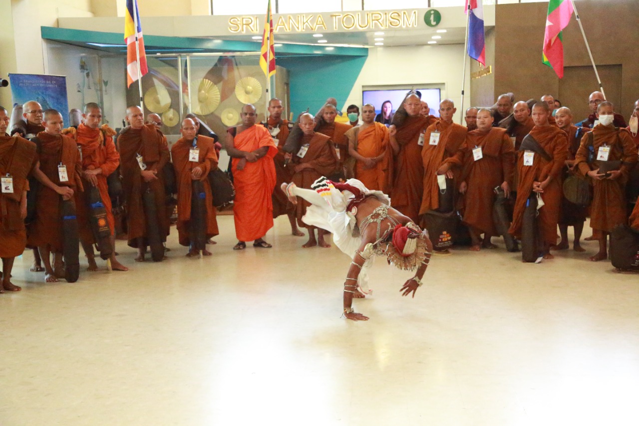 පාද යාත්රාවක් යන්න විදෙස් හිමිවරුන් 70ක් දිවයිනට 6 3 1