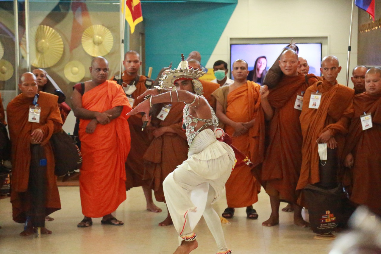 පාද යාත්රාවක් යන්න විදෙස් හිමිවරුන් 70ක් දිවයිනට 5 4 1