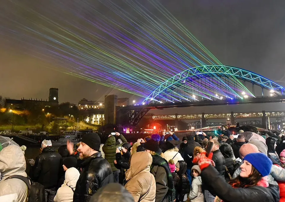 ලෝකවාසීන් 2023 නව වසර හරසරින් පිළිගනී (ඡායාරූප) 4 4