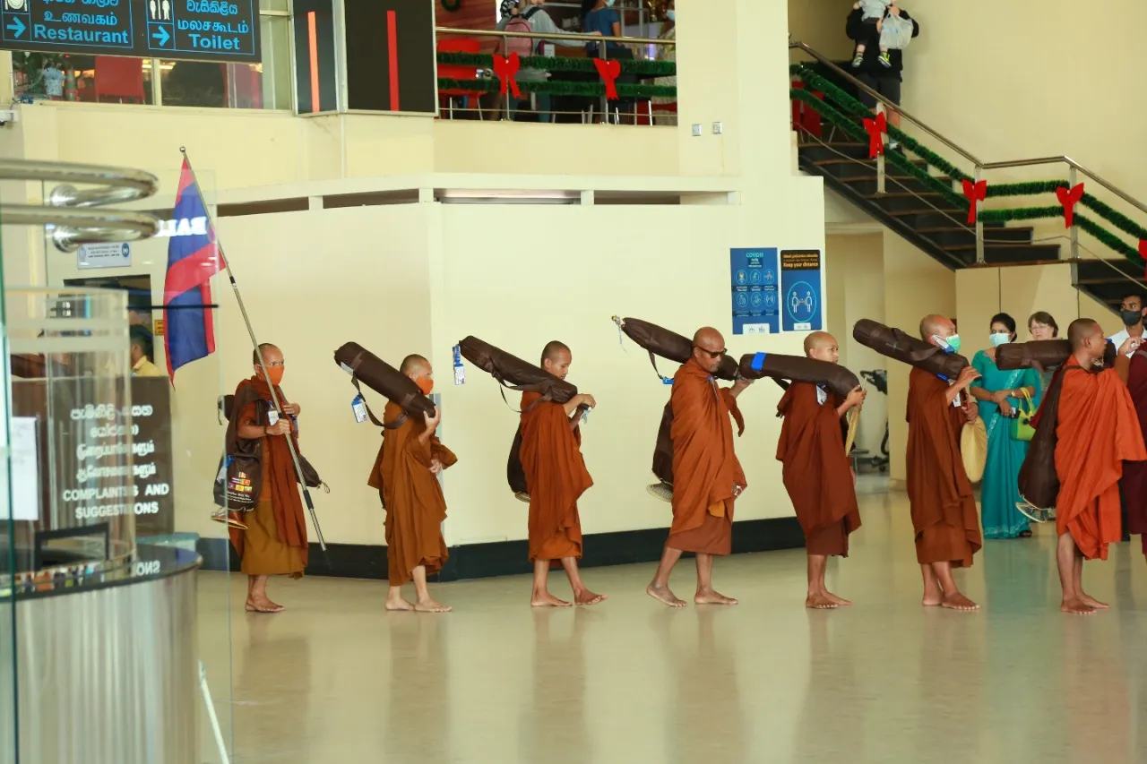 පාද යාත්රාවක් යන්න විදෙස් හිමිවරුන් 70ක් දිවයිනට 4 5 1