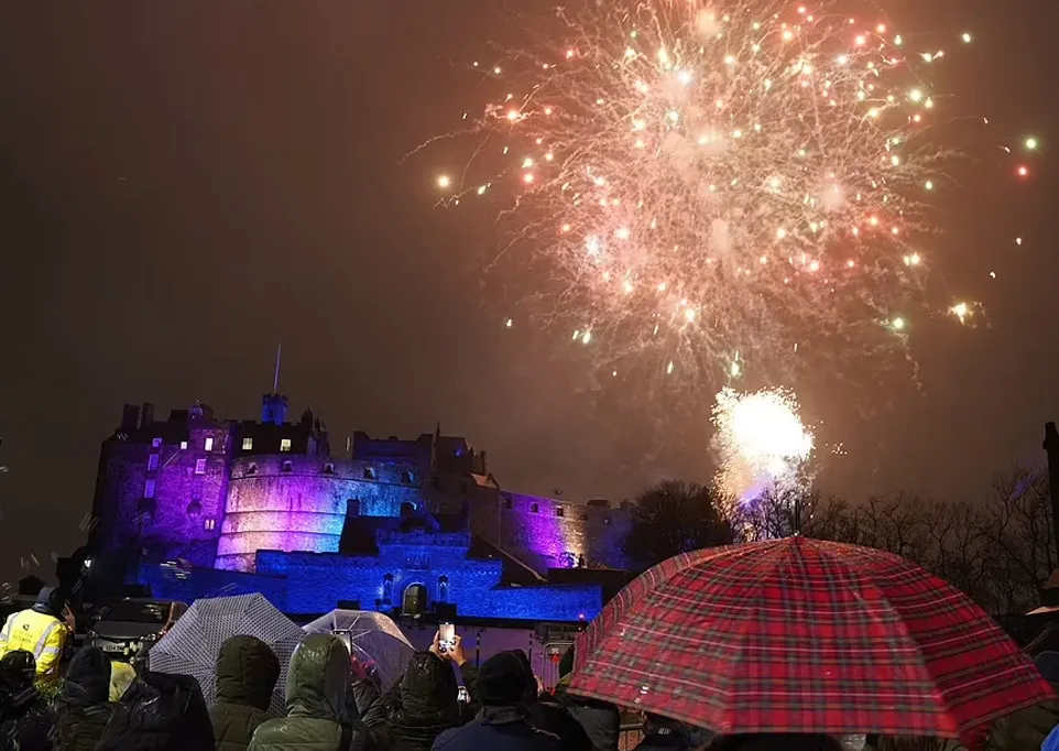 ලෝකවාසීන් 2023 නව වසර හරසරින් පිළිගනී (ඡායාරූප) 5 5