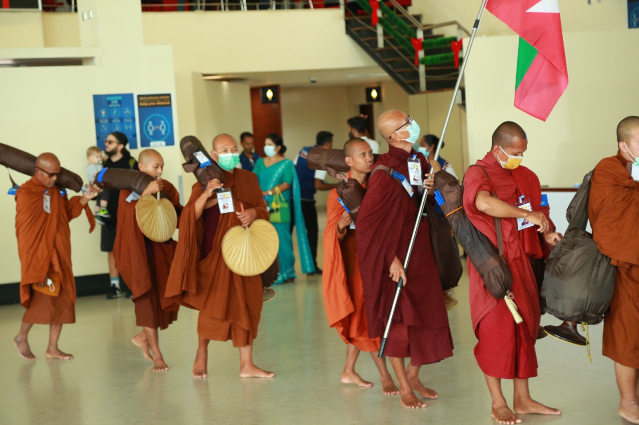 පාද යාත්රාවක් යන්න විදෙස් හිමිවරුන් 70ක් දිවයිනට 3 6