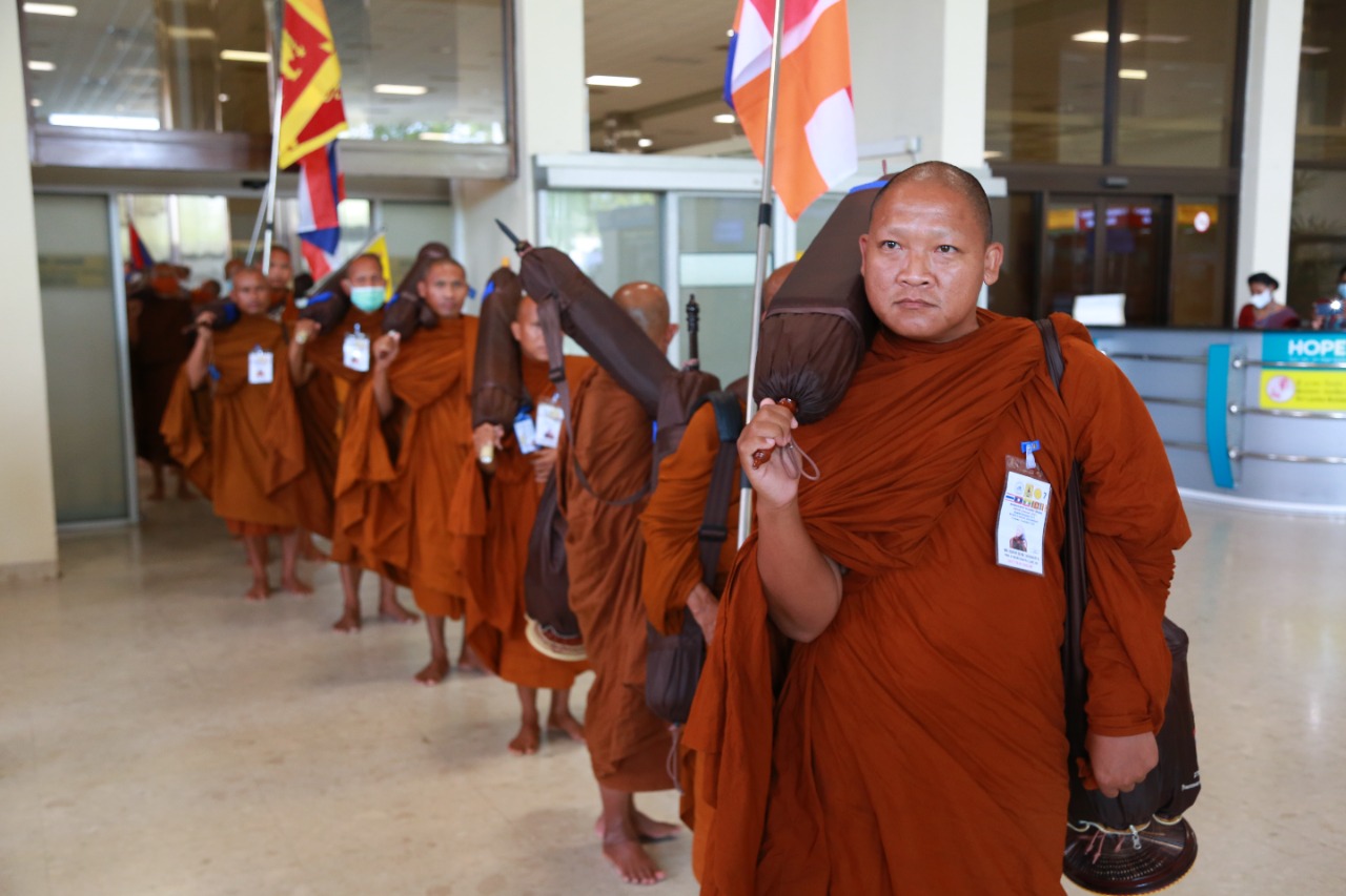 පාද යාත්රාවක් යන්න විදෙස් හිමිවරුන් 70ක් දිවයිනට 2 7