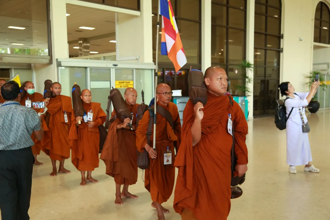 පාද යාත්රාවක් යන්න විදෙස් හිමිවරුන් 70ක් දිවයිනට 1 8 1