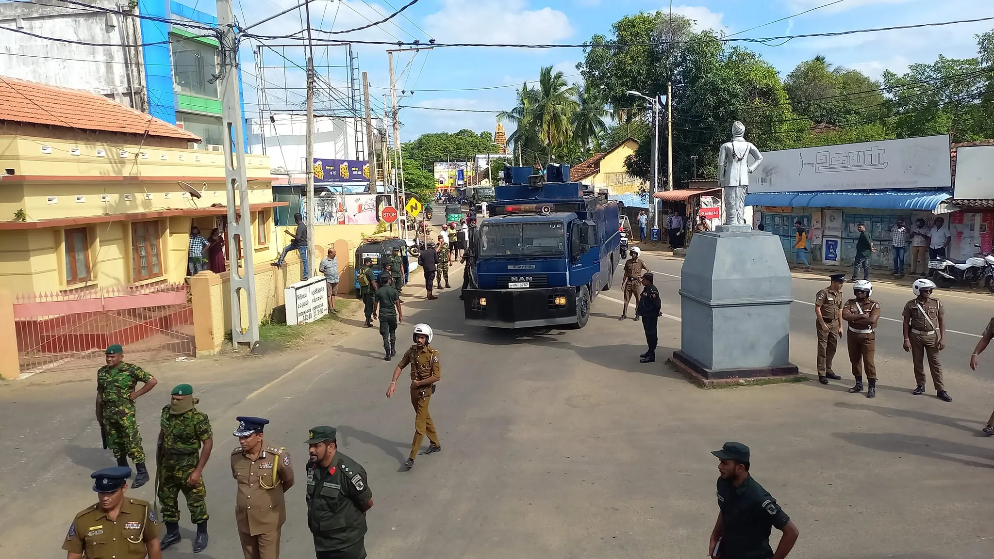 තෛපොංගල් සැමරුම වෙනුවෙන් යාපනයට ගිය ජනපතිට දැඩි විරෝධයක් (ඡායාරූප) 2 Protest 3