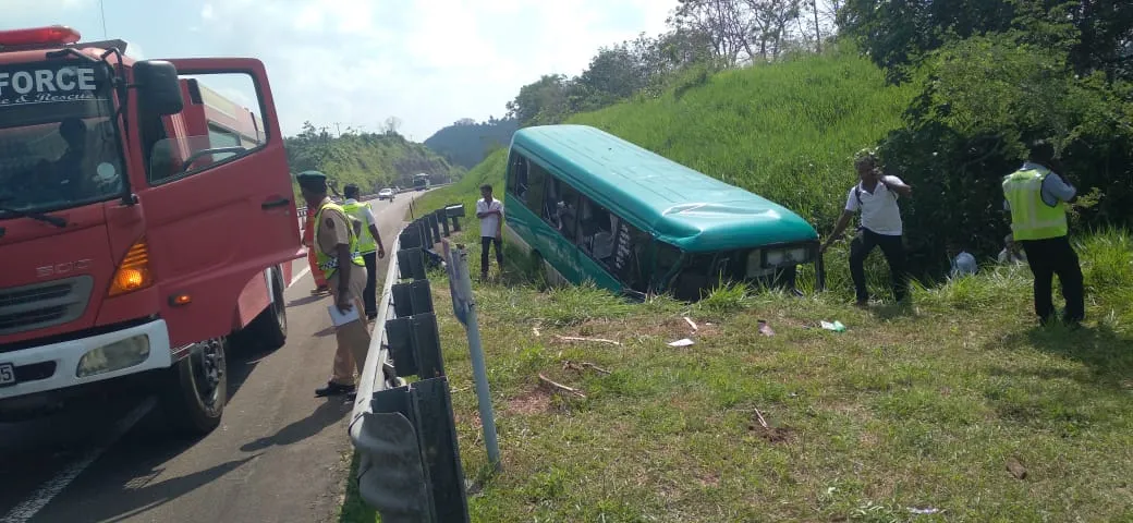 දක්ෂිණ අධිවේගයේ බස් රථයක් අනතුරට ලක්වෙයි (ඡායාරූප) 1 WhatsApp Image 2023 01 01 at 11.52.30 AM 1