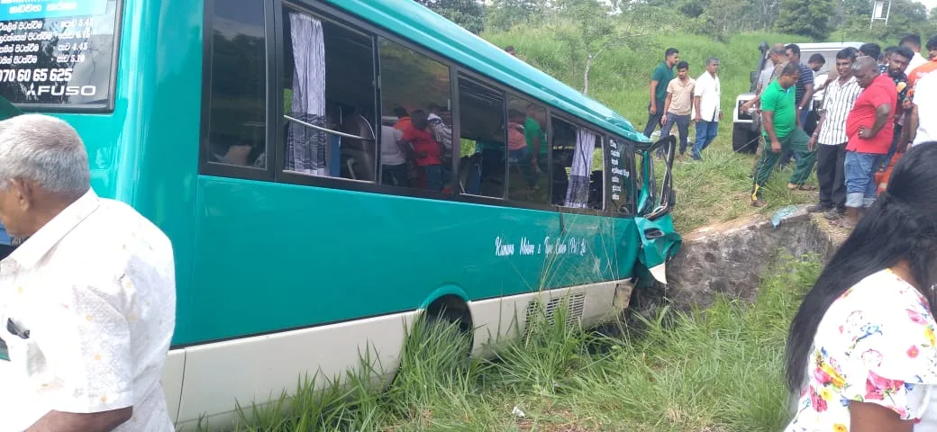 දක්ෂිණ අධිවේගයේ බස් රථයක් අනතුරට ලක්වෙයි (ඡායාරූප) 2 WhatsApp Image 2023 01 01 at 11.52.30 AM