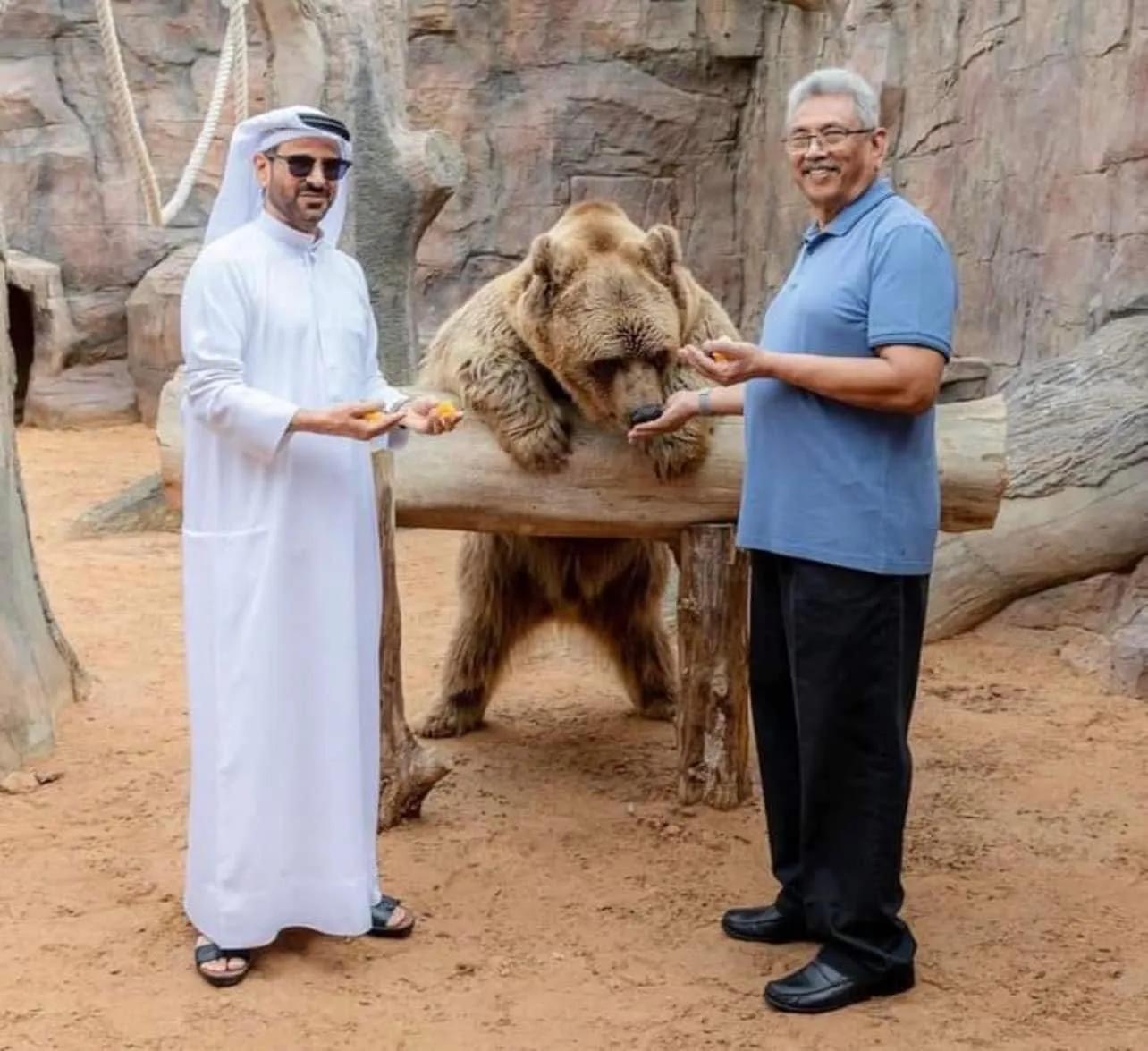 අරාබියේ නිවාඩුව ගතකරන හිටපු ජනපති ගෝඨාහය (ඡායාරූප) 3 WhatsApp Image 2023 01 04 at 11.38.08 PM