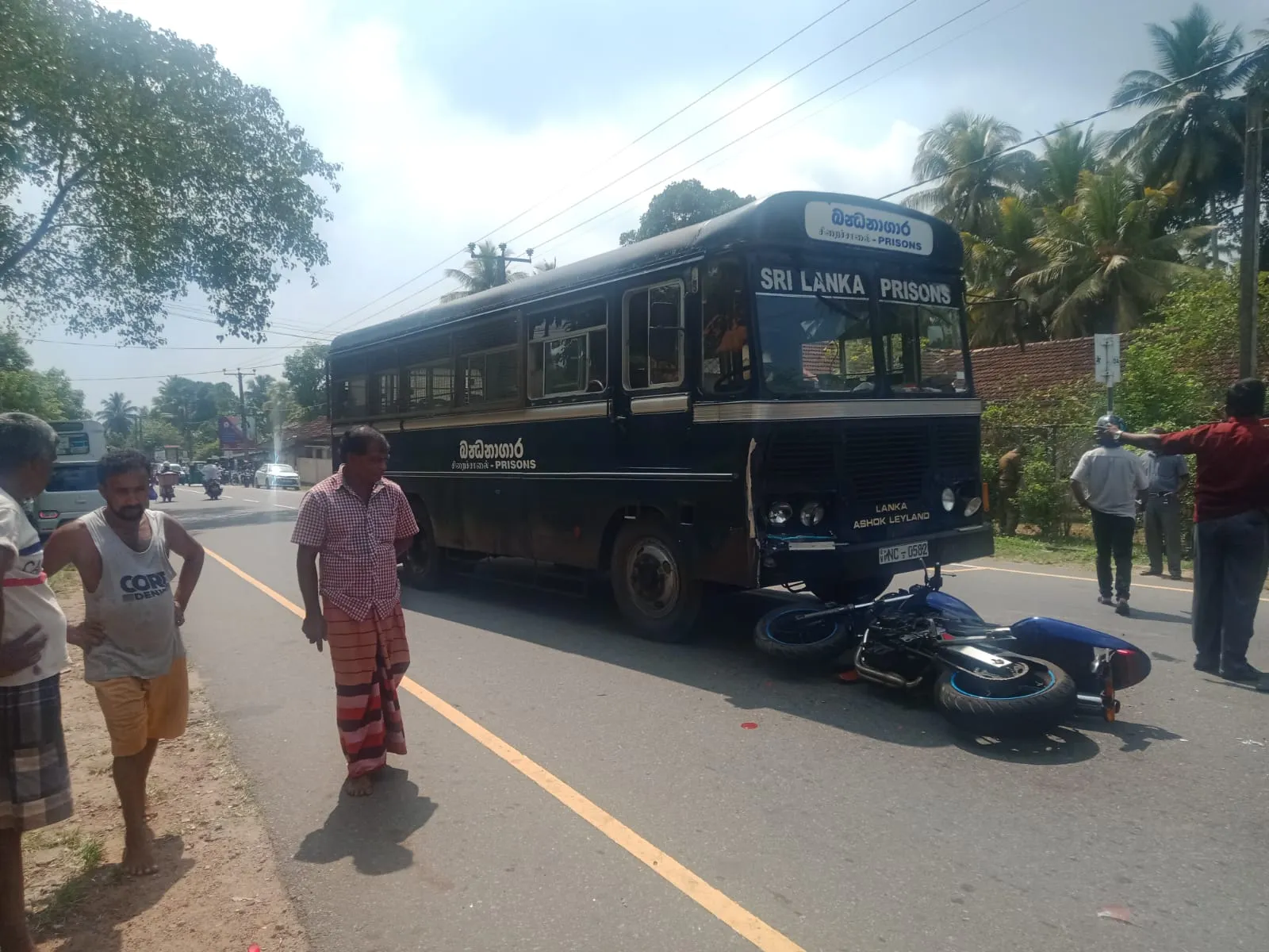 බන්ධනාගාර බස් රථයක යතුරුපැදියක් ගැටීමෙන් අඹුසැමි යුවළකට බරපතල තුවාල 2 WhatsApp Image 2023 01 05 at 15.02.26