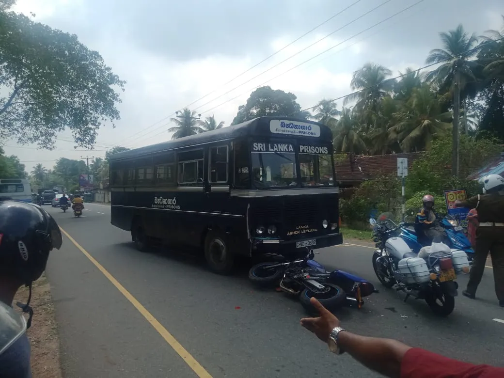 බන්ධනාගාර බස් රථයක යතුරුපැදියක් ගැටීමෙන් අඹුසැමි යුවළකට බරපතල තුවාල 1 WhatsApp Image 2023 01 05 at 15.02.282