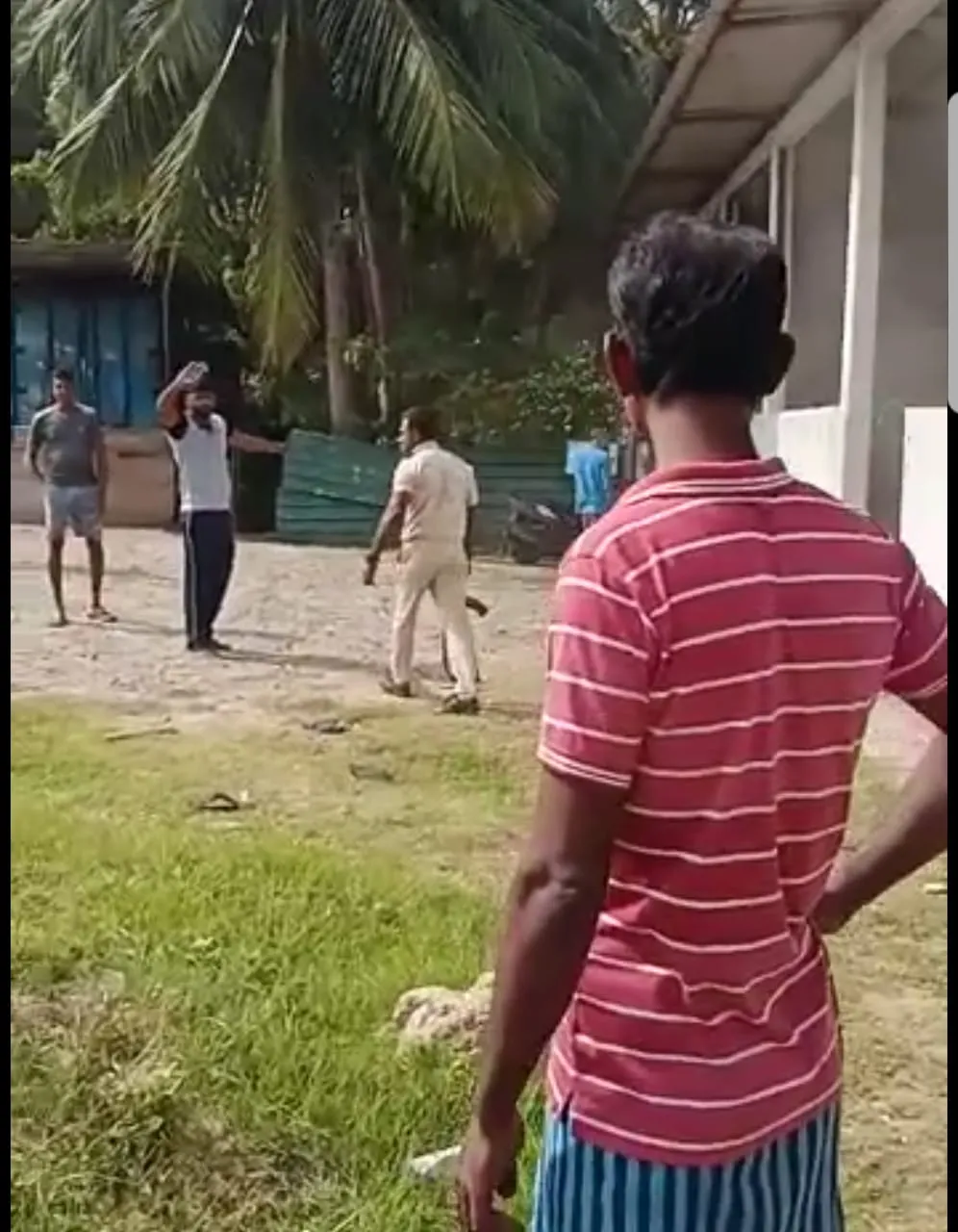 හම්බන්තොට ධීවරයින් සහ වෙරළ ආරක්ෂක නිලධාරීන් අතර ගැටුමක් (ඡායාරූප) 2 WhatsApp Image 2023 01 09 at 6.31.00 PM