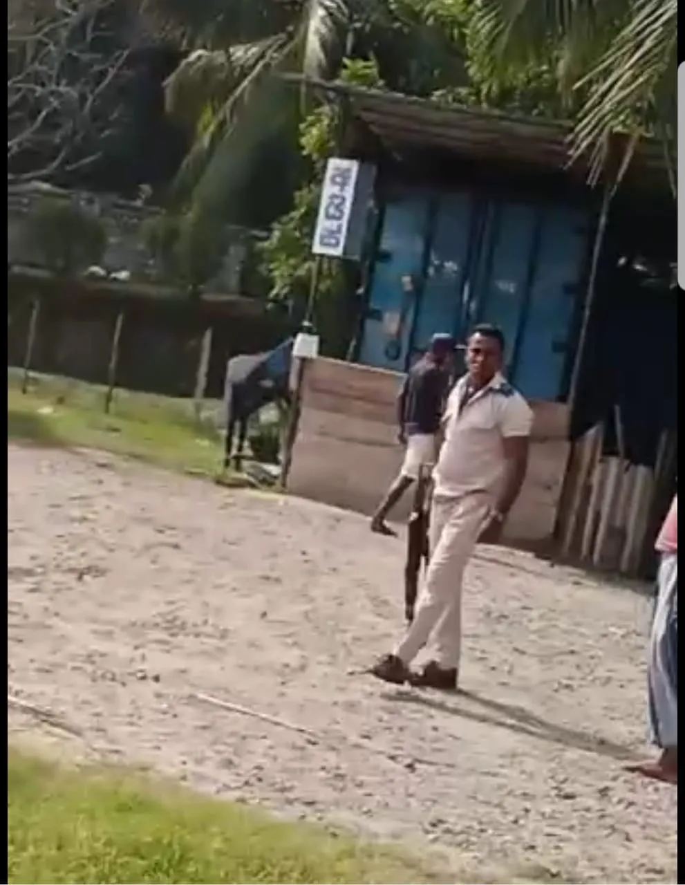 හම්බන්තොට ධීවරයින් සහ වෙරළ ආරක්ෂක නිලධාරීන් අතර ගැටුමක් (ඡායාරූප) 1 WhatsApp Image 2023 01 09 at 6.31.02 PM