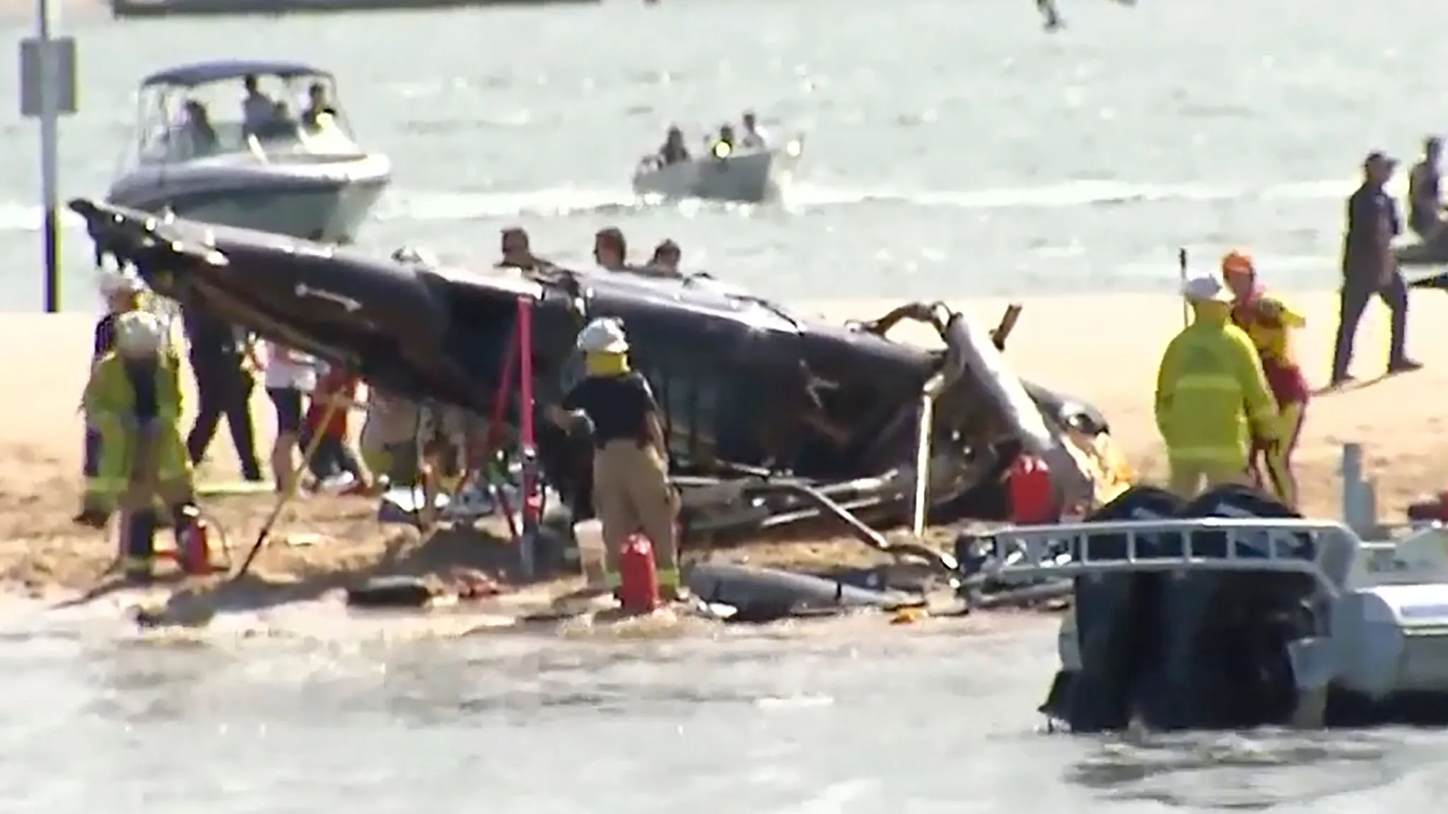 ඕස්ට්රේලියාවේ හෙලිකොප්ටර් දෙකක් එකිනෙක ගැටී දරුණු අනතුරක් (ඡායාරූප) 5 skynews helicopter crash australia 6011566