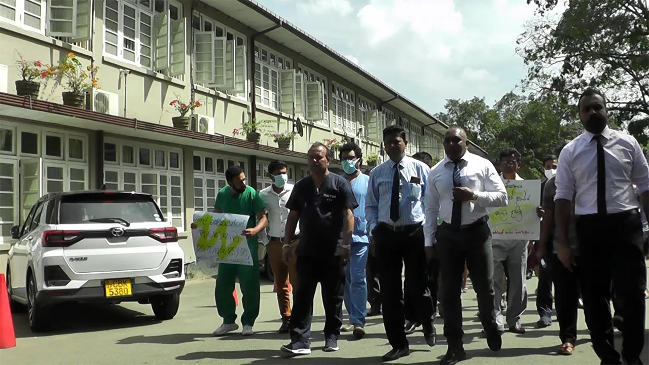 බදුල්ල මහ රෝහලේ දොස්තරලා ඇතුළු සේවකයින් විරෝධතාවක (ඡායාරූප) 3 රෝහලේ විරෝධය 1