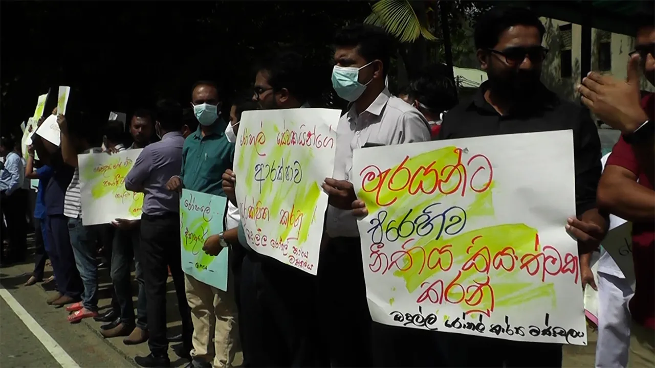 බදුල්ල මහ රෝහලේ දොස්තරලා ඇතුළු සේවකයින් විරෝධතාවක (ඡායාරූප) 2 රෝහලේ විරෝධය 4