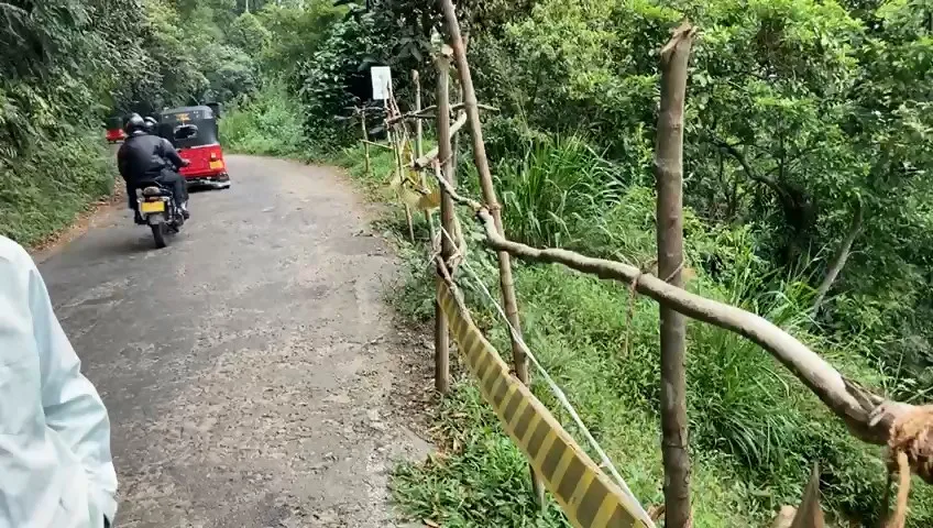 වන්දනාකරුවන්ගේ ජීවිත තුනක් බිළිගත් හුළං වංගුවට අරුම පුදුම දඬු වැටක් (ඡායාරූප) 4 1 5 1