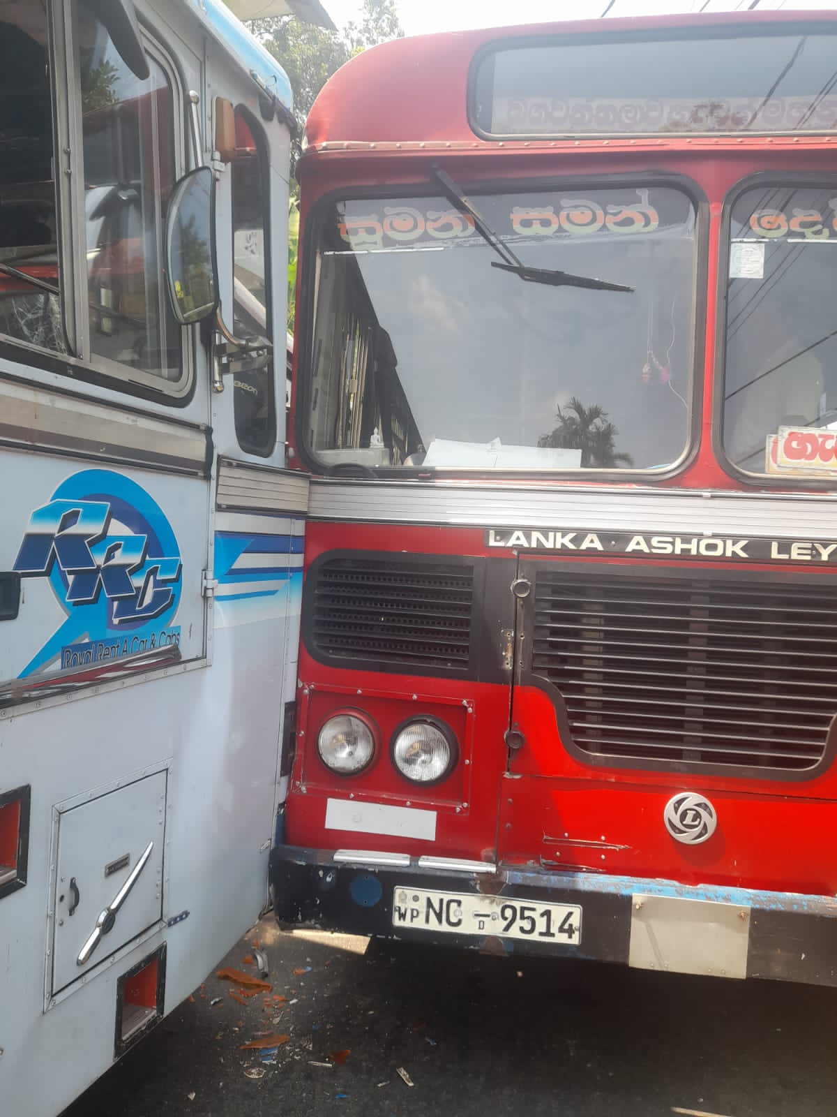 ගිනිගත්හේනේදී බස් තුනක් ගැටෙයි සිව්දෙනෙකුට තුවාල 4 1 6
