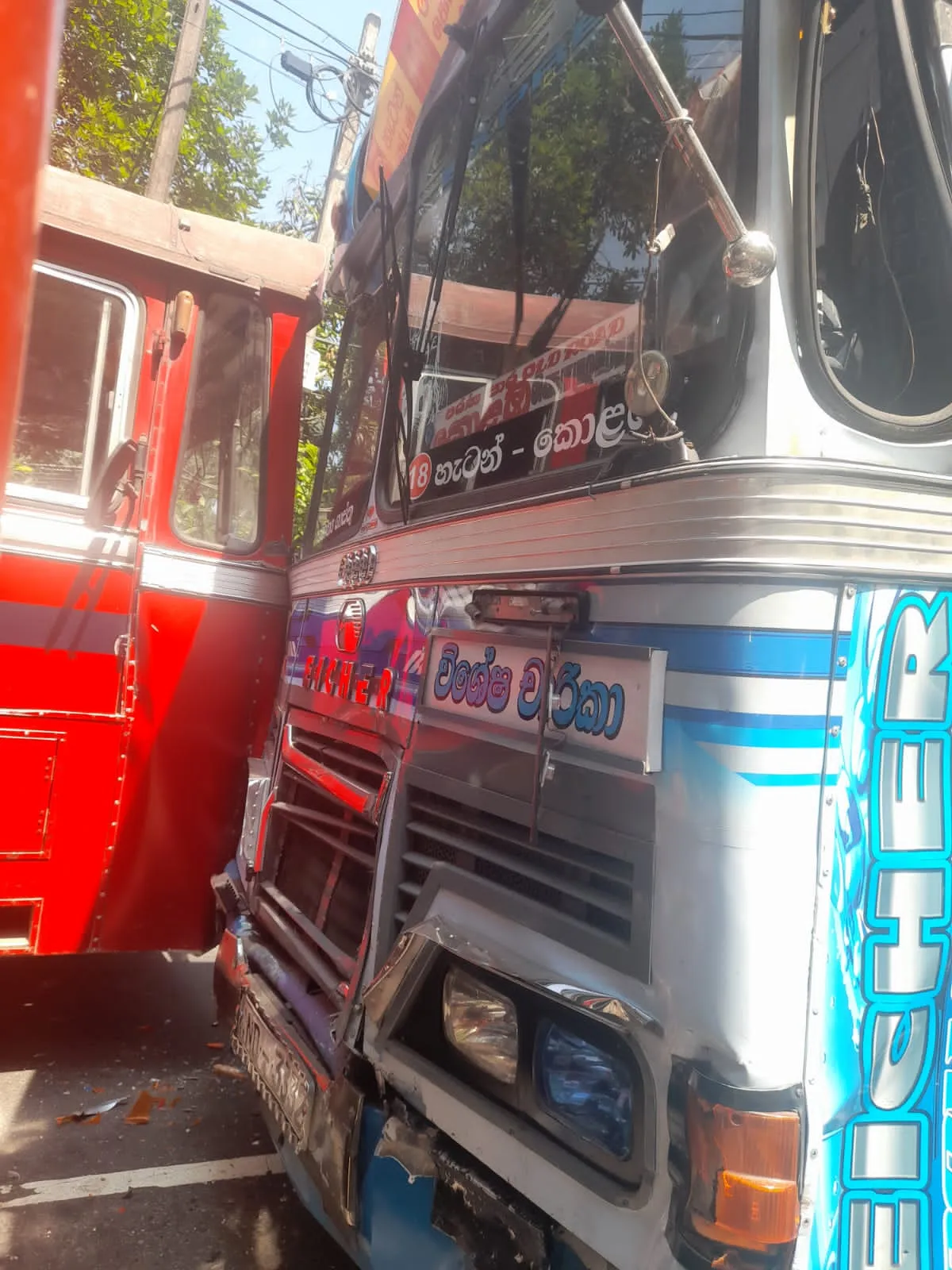 ගිනිගත්හේනේදී බස් තුනක් ගැටෙයි සිව්දෙනෙකුට තුවාල 5 2 2 1