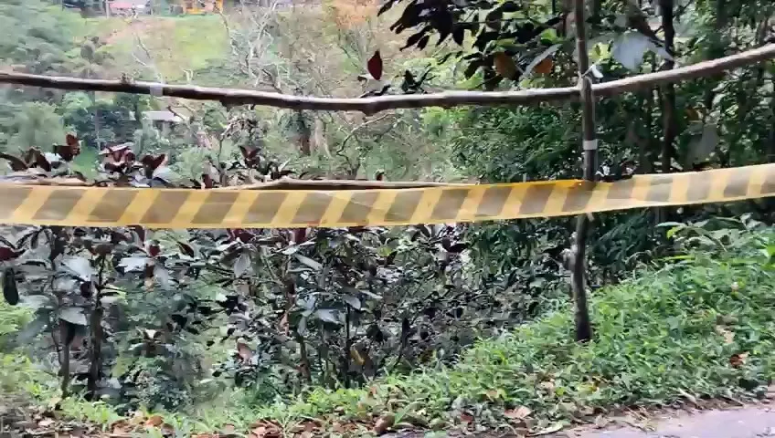 වන්දනාකරුවන්ගේ ජීවිත තුනක් බිළිගත් හුළං වංගුවට අරුම පුදුම දඬු වැටක් (ඡායාරූප) 2 2 5 1