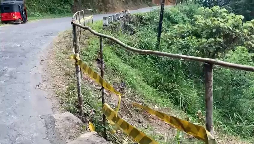 වන්දනාකරුවන්ගේ ජීවිත තුනක් බිළිගත් හුළං වංගුවට අරුම පුදුම දඬු වැටක් (ඡායාරූප) 3 3 5 1