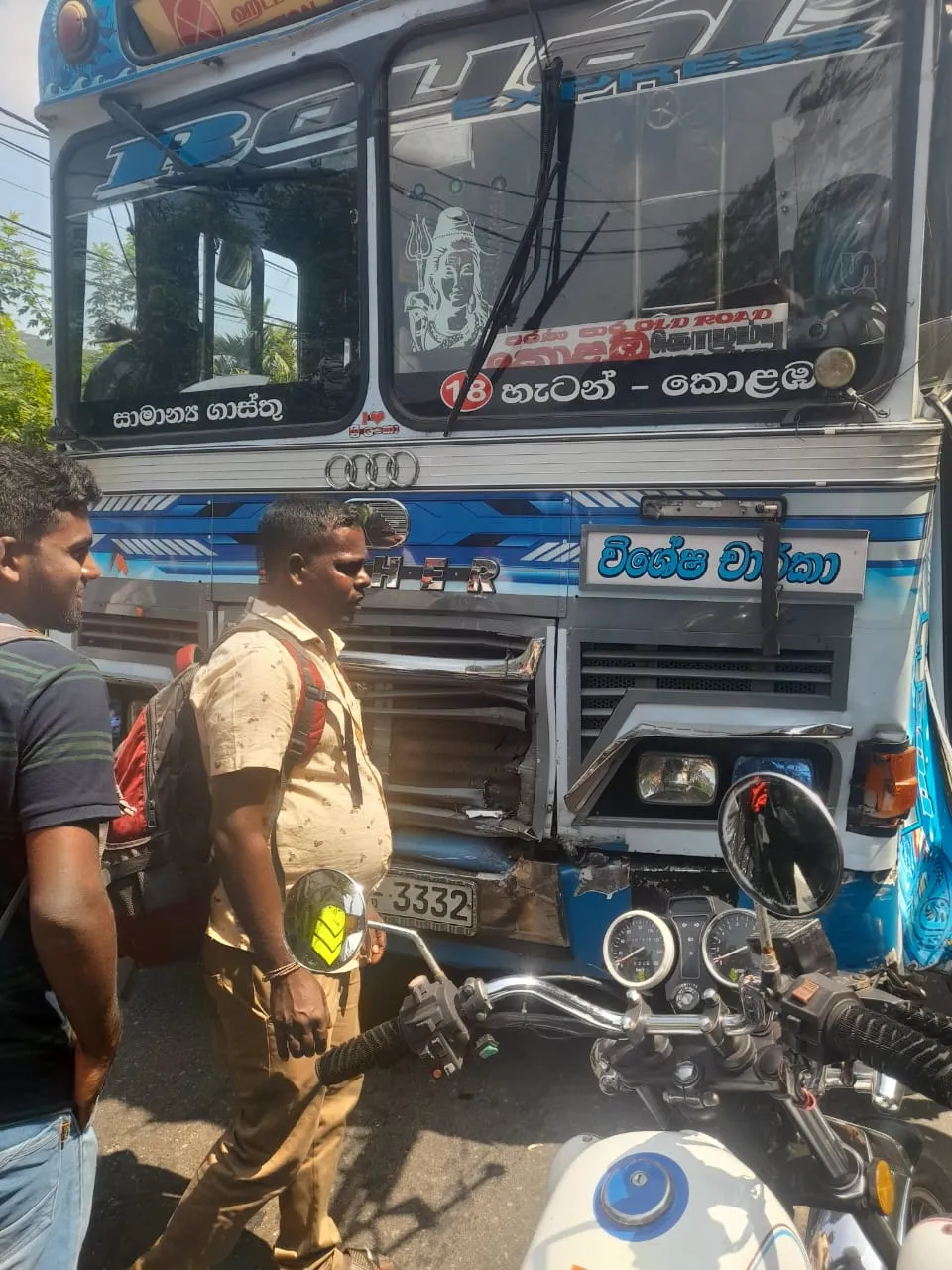 ගිනිගත්හේනේදී බස් තුනක් ගැටෙයි සිව්දෙනෙකුට තුවාල 2 6 1 1